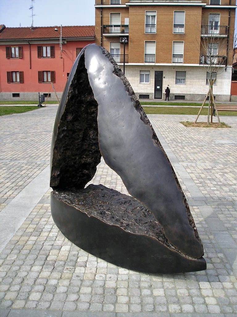 La Nuova Piazza di Pioltello: Scultura di Kyoji Nagatani